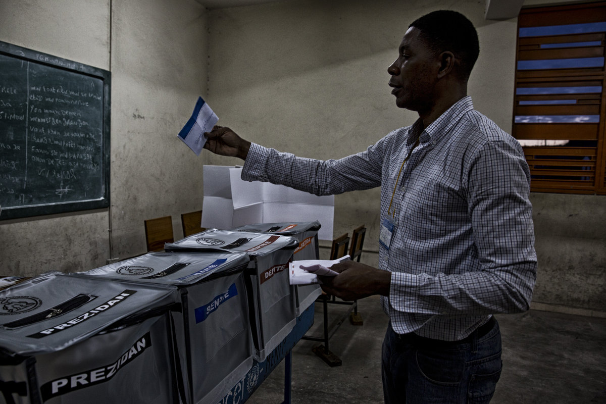 Un électeur vote à Port-au-Prince lors du scrutin du 25 octobre 2015 en Haïti. Photo: Igor Rugwiza - UN/MINUSTAH