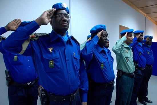 Des policiers maliens décorés de la Médaille des Nations Unies