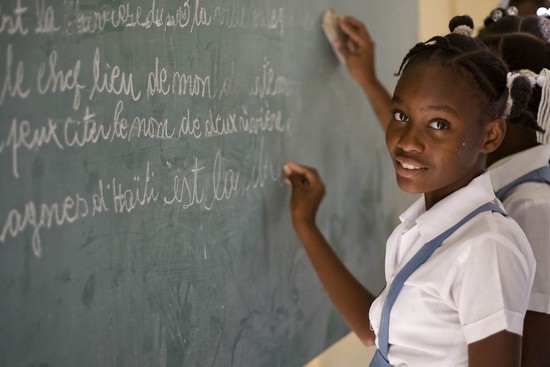 La MINUSTAH poursuit ses dons de matériel scolaire aux écoles de la capitale haïtienne