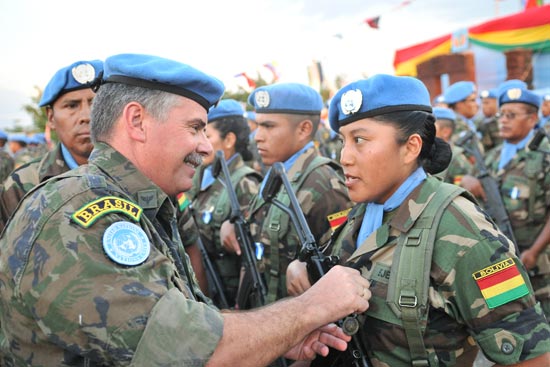 Remise de la Médaille des Nations Unies à la 9e Compagnie d’infanterie bolivienne