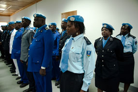 Des policiers ivoiriens et burkinabè décorés de la Médaille des Nations Unies