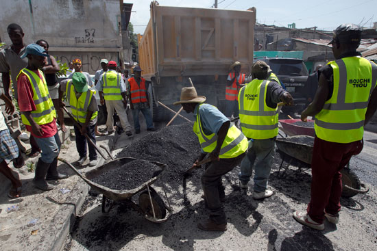 « Bouché twou » : Le MTPTC et la MINUSTAH lancent des travaux de rénovation des routes à Port-au-Prince