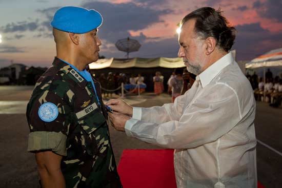 283 Casques bleus philippins et paraguayens décorés de la Médaille des Nations Unies