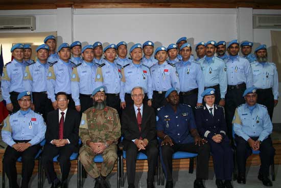 24 policiers pakistanais et chinois décorés de la Médaille des Nations Unies