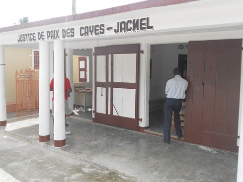 Rénovation du Tribunal de Paix des Cayes-Jacmel endommagé par Isaac