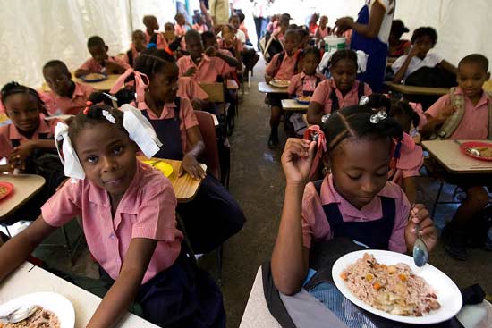 Cantines scolaires : un plat chaud par jour pour 685.000 enfants haïtiens