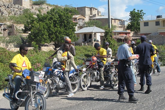 Sensibilisation à la sécurité routière : La police en première ligne dans l’Artibonite