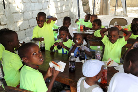 Haïti : Des policiers canadiens font la cuisine pour les orphelins