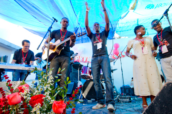 « Femmes à aimer » : L’artiste haïtien Belo offre un concert à 300 détenues