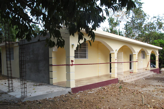 Centre: Un réfectoire pour les élèves du collège Sacré-Cœur de Papaye