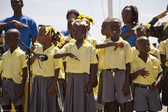 Galerie photo: La MINUSTAH et la police Haïtienne commémorent la Journée internationale des Casques bleus