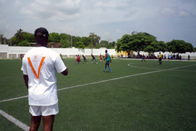Un Volontaire des Nations Unies met sa passion du football au service des quartiers défavorisés