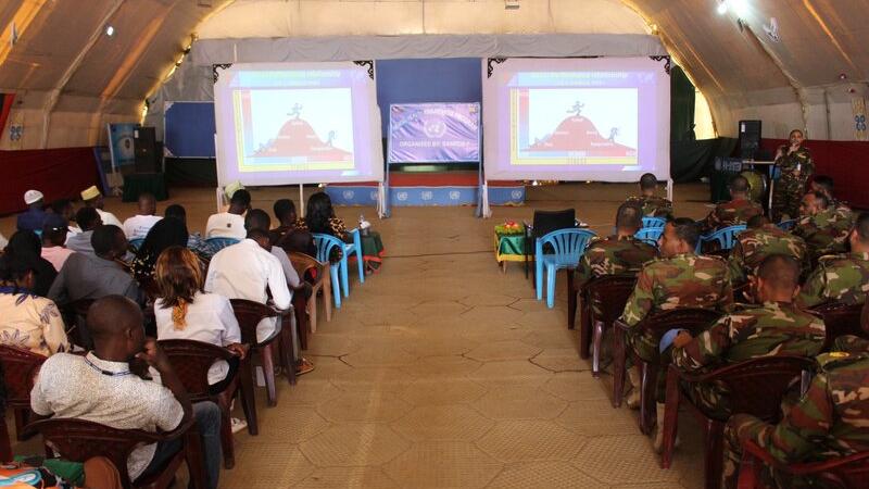 Un groupe assiste à une présentation.