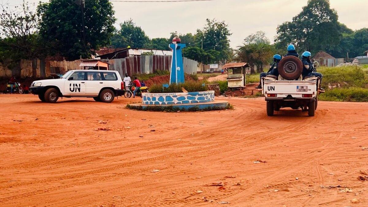 Des Casques bleus montent à bord d'un véhicule de l'ONU.