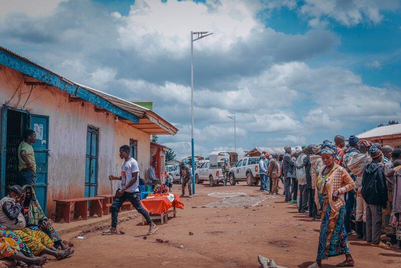 Un groupe de personnes est photographié à l'extérieur.