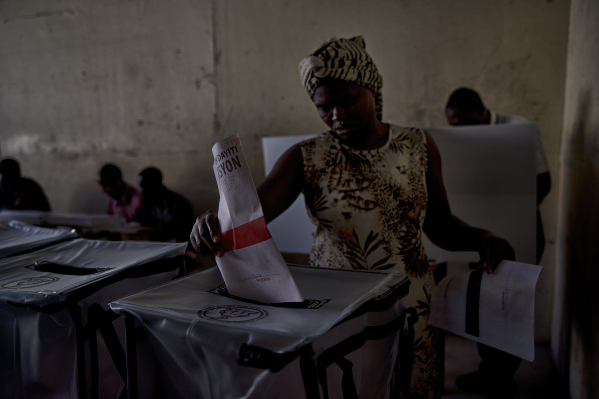 Haitians turn out to vote in the second round for the senatorial and parliamentary elections and the first round for their new president in Haiti’s capital Port au Prince, October 25, 2015.  Photo Igor Rugwiza - UN/MINUSTAH