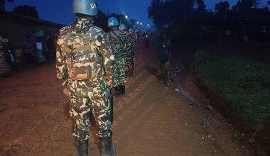 Des Casques bleus dehors la nuit.