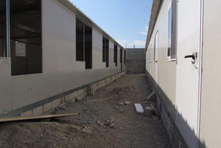 An alleyway between two buildings